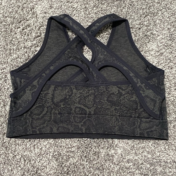Gymshark Adapt Animal Seamless Sports Bra In Grey & Black NEW Size Medium - Picture 2 of 8